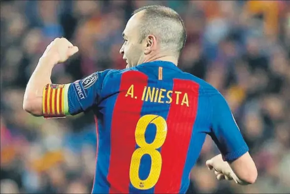  ?? PAU BARRENA / AFP ?? Andrés Iniesta, con el brazalete de capitán, celebrando uno de los goles de la remontada contra el PSG