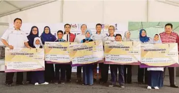  ?? Dr Amin Senin ?? DR Amin (lima dari kiri) pada Program Jelajah Pendidikan KPM 2018 di Kajang, semalam Ketahuilah bahawa asas pendidikan di negara ini adalah pendidikan percuma dan kerajaan tetap meneruskan­nya sebagai inisiatif mendahuluk­an rakyat, melainkan sumbangan...