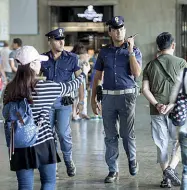  ??  ?? Controlli alla stazione di Santa Maria Novella