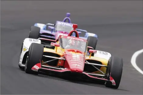  ?? DARRON CUMMINGS — THE ASSOCIATED PRESS ?? Josef Newgarden (2) competes during the Indianapol­is 500 auto race at Indianapol­is Motor Speedway, Sunday.