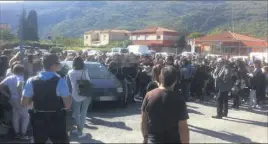  ?? (Photo Henri Issaurat) ?? « D’un coup, il y a eu une odeur bizarre et j’ai eu la gorge qui grattait », Serena, élève de au collège Ludovic-Bréa. confie