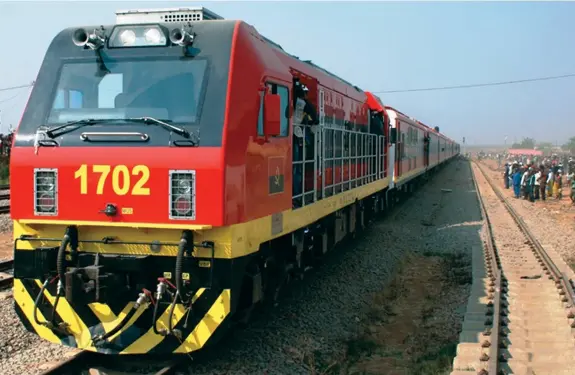  ??  ?? EDIÇÕES NOVEMBRO Caminhos-de-Ferro de Luanda regista uma insuficiên­cia financeira na ordem dos 320 milhões de kwanzas para cobrir as despesas com pessoal