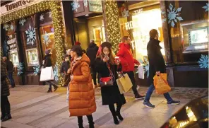  ?? (Henry Nicholls/Reuters) ?? SHOPPERS IN central London before Christmas – how will Brexit affect the economy?