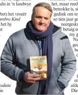  ?? Foto: Hannes Visser ?? Die Oudtshoorn-digter, Peet Vermaak, met die bundel Kambro Kind wat hy vroeër vanjaar uitgegee het.