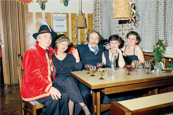  ??  ?? Fasching, damals: Ball der Vorarlberg­er Landesbedi­ensteten im Haus des Bregenzer Segel-Clubs, anno 1979.