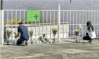  ?? ?? Familiares y
amigos colocaron ofrendas florales por los 4 taqueros asesinados