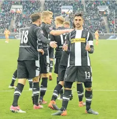  ?? FOTO: IMAGO ?? Doppel-Faust für den Treffer zum 2:2 beim 3:3 gegen Hoffenheim: Borussias Kapitän Lars Stindl beendete seine Torflaute, mit ihm jubelten (von re.) Jonas Hofmann (verdeckt), Oscar Wendt, Matthias Ginter und Josip Drmic.