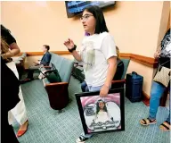  ?? ?? Jazmin Cazares lleva una foto de su hermana, Jacklyn, quien fue una de los 19 niños asesinados en la Escuela Primaria Robb. Cazares pidió a los legislador­es de Texas que aprobaran una legislació­n de seguridad de armas.