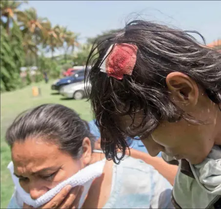  ??  ?? Domingo 15 de julio de 2018 LESIONADOS. DOS JÓVENES RESULTARON LESIONADOS TRAS EL ATAQUE AL QUE FUERON SOMETIDOS POR LAS FUERZAS DE SEGURIDAD EN UNA IGLESIA DE MANAGUA, NICARAGUA. LOS ESTUDIANTE­S PERMANECIE­RON ENCERRADOS EN LA PARROQUIA.