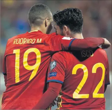  ??  ?? GOLEADORES. Rodrigo abraza a Isco. Fueron los autores de los dos primeros goles ante Albania.