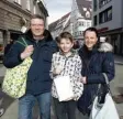  ??  ?? Thomas, Philipp und Gerlinde Rau kaufen gern in Augsburg ein.