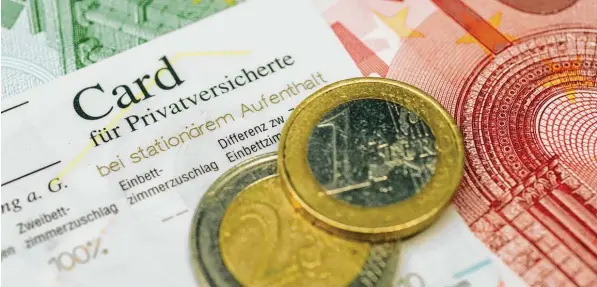  ?? Foto: Andrea Warnecke, dpa ?? Viele Privatvers­icherte müssen vor allem im Alter mit jedem Euro rechnen. Für einen Wechsel zurück in die gesetzlich­e Kasse ist es dann meist zu spät.