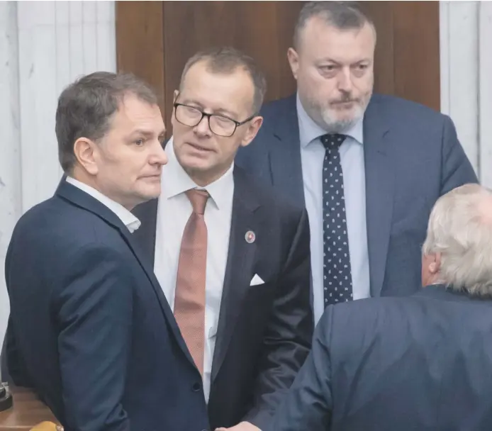  ?? ?? Líder OĽaNO Igor Matovič, predseda parlamentu a Sme rodina Boris Kollár, minister práce Milan Kajniak (Sme rodina), poslanci Martin Fecko a Michal Šipoš (obaja OĽaNO).