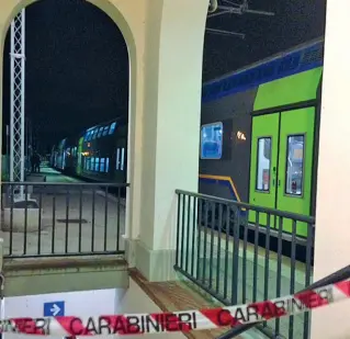  ??  ?? Il treno fermo, l’accesso ai binari chiuso dai carabinier­i: pochi attimi dopo la tragedia