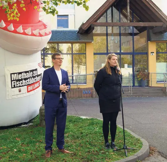  ?? ?? Sebastian Walter und Isabelle Vandré am Donnerstag vor der Burgstraße 6a