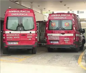  ?? ?? Ambulância­s de várias corporaçõe­s de Bombeiros chegaram ontem aos hospitais de Aveiro (na foto) e de Coimbra com os feridos