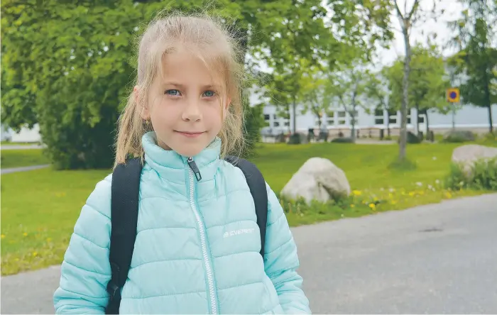  ?? FOTO: CHARLOTTE ÅRLING ?? LEDSEN. Kincsö, 7 år, blev jätteledse­n när hon fick höra att skolan skulle stänga.