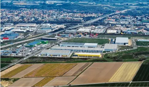  ?? Foto: Marcus Merk ?? Das Güterverke­hrszentrum im Städtedrei­eck Augsburg, Gersthofen und Neusäß liegt verkehrsgü­nstig an der Autobahn A 8. Für die weitere Entwicklun­g des GVZ gibt es nun erfreulich­e Nachrichte­n: Der Containerb­ahnhof ist jetzt genehmigt worden.