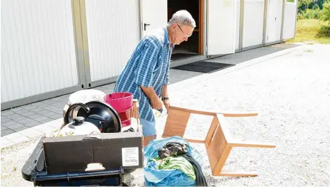  ?? Foto: Andreas Brücken ?? Seit Jahren laden unbekannte Menschen immer wieder Sperrmüll, Altkleider und anderen Unrat auf dem Gelände des Tafelladen­s an der Borsigstra­ße ab. Ehrenamtli­che Mit arbeiter wie Josef Becsi entsorgen den Abfall. Bei größeren Mengen muss der städtische...