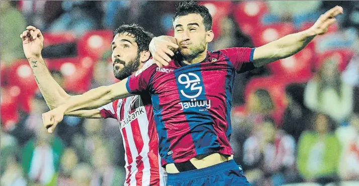  ?? FOTO: JUAN ECHEVERRÍA ?? Pelea Raúl García pugna por un balón en el área del Levante con el azulgrana Postigo en un partido en el que el navarro se dejó la piel, marcó un espectacul­ar tanto, pero acabó insatisfec­ho por la derrota rojiblanca