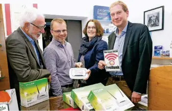  ?? RP-FOTO: OLAF STASCHIK ?? Alle Geschäfte, die einen Freifunk-Router aufstellen, werden mit einem Aufkleber auf das Angebot hinweisen. Unser Bild zeigt von links: Wolfgang Stötzner, Andreas Benoit, Friederike Zimmer und Jürgen Simon