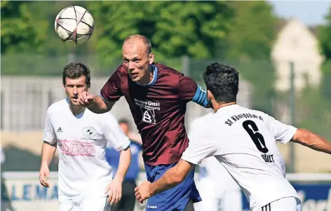  ?? FOTO: THORSTEN LINDEKAMP ?? Der SV Vrasselt – hier Jeremias Geurtsen (Mitte) – musste neidlos anerkennen, dass der Gegner besser war.