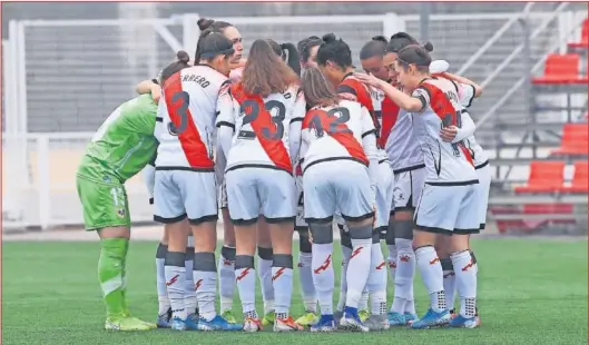  ??  ?? Las jugadoras del Rayo Vallecano hacen piña antes de un partido de la Primera Iberdrola.