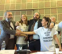  ??  ?? Una manifestaz­ione per Andrea Buscemi in Consiglio comunale a Pisa