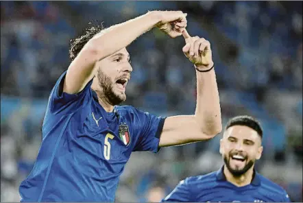  ?? FOTO: AP ?? Manuel Locatelli celebra el primero de los dos goles que marcó ante Suiza y que clasificar­on a Italia