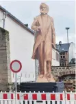  ?? FOTO: HARALD TITTEL ?? Ein hölzerner Schattenri­ss soll einen Eindruck vermitteln von der Größe der geplanten Karl-MarxStatue. Sie soll 6,30 m hoch werden.