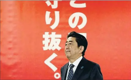  ?? TORU HANAI / REUTERS ?? El primer ministro japonés, Shinzo Abe, en su conferenci­a de prensa de ayer en Tokio