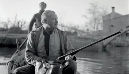  ??  ?? Passioni Ernest Hemingway a Torcello nel 1948 (Gentile concession­e Graziano Arici)