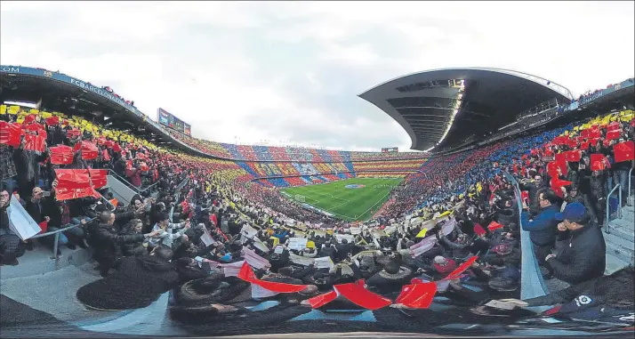  ?? FOTO: GETTY IMAGES ?? El mosaico desde dentro La afición azulgrana realizó un espectacul­ar mosaico en el que participó todo el Camp Nou y que dejó imágenes espectacul­ares. El público estuvo de diez, como siempre en las grandes citas