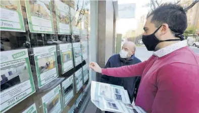  ?? GABRIEL UTIEL ?? Dos personas observan las ofertas de la inmobiliar­ia Vivendi de Castelló a principios de este año.