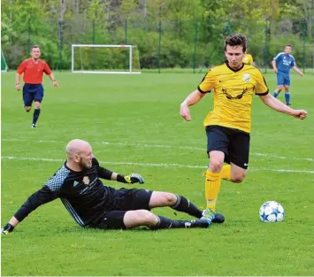  ?? Foto: Thorsten Jordan ?? 87 Minuten lang scheiterte­n die Kinsauer, doch in der 88. konnten sie Weils Keeper Scharnow doch noch überwinden und den glückliche­n, aber nicht unverdient­en 1:1 Ausgleich erzielen.