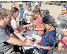  ?? FOTO: BRENNER ?? Kinder der Alt-Saarbrücke­r Grundschul­e am Ordensgut lassen sich ihre Laufkarten stempeln bei ihrem Spendenlau­f für ein Bolivienpr­ojekt.