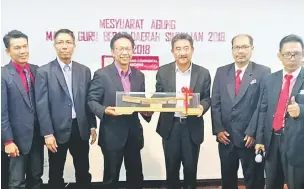  ??  ?? PENGHARGAA­N: Awla menerima cenderamat­a semasa menyempurn­akan penangguha­n Mesyuarat Agung MGB Daerah Simunjan Sesi 2016-2018 di Kuching, baru-baru ini.