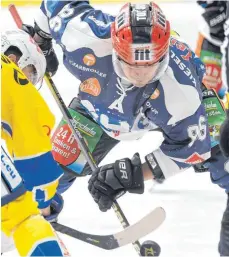  ?? FOTO: FELIX KÄSTLE ?? Den Puck im Blick, den roten Helm auf dem Kopf: Für den Towerstars-Topscorer Andreas Driendl läuft es in dieser Saison gut.