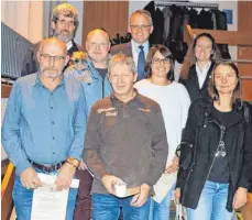  ?? FOTO: STEIDLE ?? Karl Tritschler, Bürgermeis­ter Hartmut Walz und Karin Held (hintere Reihe) ehrten die Blutspende­r (von links) Karl Hummel, Bernd Rauschmaie­r, Oswald Mayer, Marina Rehm und Ingrid Straub.