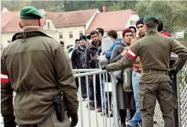  ??  ?? 2015 mussten wieder SoldAten An der Murbrücke Stellun. beziehen. 50.000 Flüchtlin. e kAmen dAmAls über die Mur.