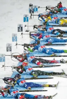  ?? Foto: dpa ?? Im Schneegest­öber von Oberhof hatten die Biathleten mit den Widrigkeit­en des Winters zu kämpfen. Den deutschen Starterinn­en gelang das unterschie­dlich gut.