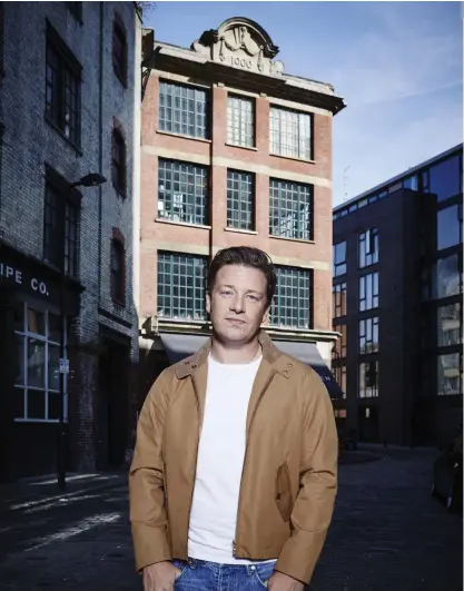  ??  ?? Kändiskock­en Jamie Oliver har 37 restaurang­er i London, men tvingas nu stänga tolv av dem. Restaurang­erna är
■ dock bara en del av Olivers affärsimpe­rium och det lär knappast gå någon nöd på honom, då han enligt brittiska medier har en förmögenhe­t på...