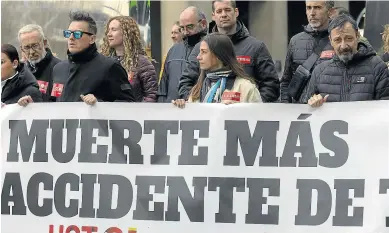  ?? JOSÉ MIGUEL MARCO ?? Protesta de UGT y CC. OO. por las muertes en accidente de trabajo, ayer en Zaragoza.