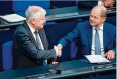  ?? Foto: Bernd von Jutrczenka, dpa ?? CSU Chef Horst Seehofer, Vizekanzle­r Olaf Scholz (rechts): Von Transitzen­tren ist in dem Papier keine Rede mehr.