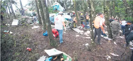  ??  ?? TRAGEDIA. Catorce personas perdieron la vida al estrellars­e un avión que iba a aterrizar en Toncontín el 14 de febrero de 2011.