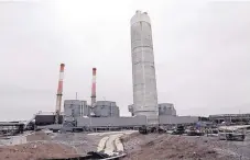  ?? MARK HUMPHREY/ASSOCIATED PRESS ?? The Gallatin Fossil Plant in Gallatin, Tenn., seen in January. A federal judge ordered the Tennessee Valley Authority to remove coal ash at the plant and store it in a lined waste site.