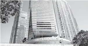  ?? — Gambar AFP ?? TEMPAT KEJADIAN: Pemandanga­n di sekitar hotel Ritz-Carlton di Pusat Dagangan Antarabang­sa (ICC) di tengah Hong Kong, semalam di mana dua beranak terbabit ditemui mati dibunuh.