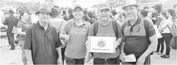  ??  ?? Sabata Penampang team to Kampung Buayan led by Franky Lobinjang (left). Others are Dina Marius, Dr. Edwin Bosi and Herman Thomlon.