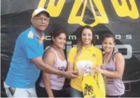  ??  ?? El presidente de FEVOSA, José Aybar, y Carolina Hernández, del departamen­to de Mercadeo de Cementos Cibao, premian a Las Menores de Sabaneta.