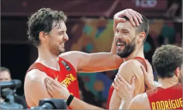  ??  ?? Pau Gasol y Marc Gasol sonríen durante un partido de la Selección en el Eurobasket 2017.